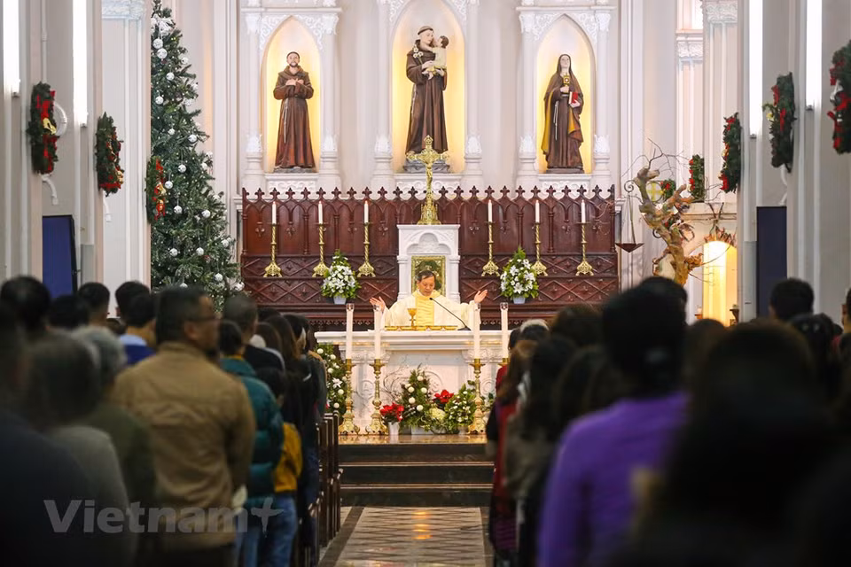 En el área de la Catedral de Hanoi, numerosas personas acuden a la misa en la Nochebuena. (Foto: Vietnam +)