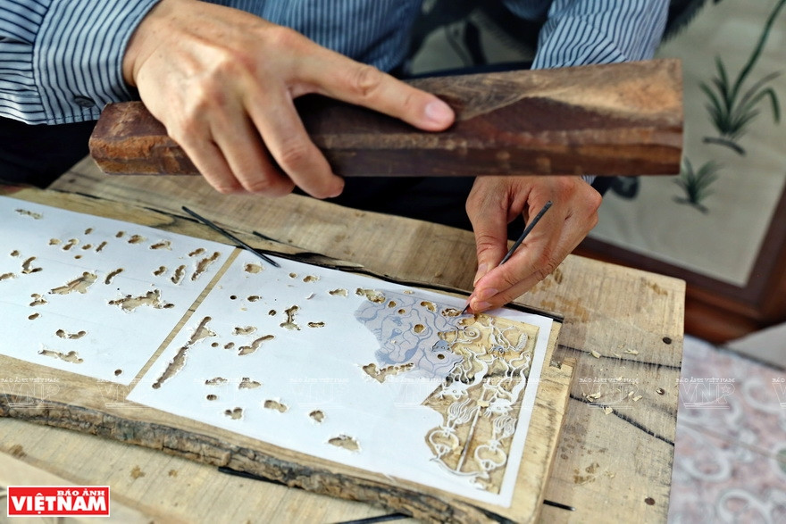 Grabado en madera para fabricar una pintura Dong Ho. (Foto: VNA)