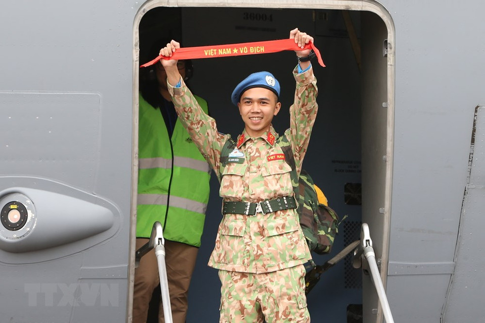 Un total de 29 oficiales, entre ellos dos mujeres, del segundo Hospital de Campaña de nivel dos de Vietnam partieron el 19 de noviembre hacia Sudán del Sur, para cumplir las misiones de mantenimiento de la paz de las Naciones Unidas en ese país. (Fuente: VNA)