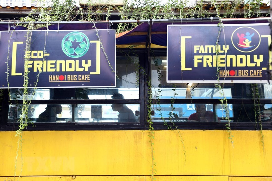 La cafetería del autobús ofrece a los clientes un ambiente ecológico para disfrutar de sus bebidas (Foto: VNA) 
