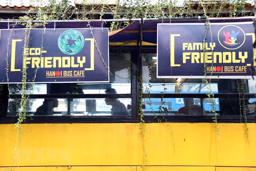 La cafetería del autobús ofrece a los clientes un ambiente ecológico para disfrutar de sus bebidas (Foto: VNA) 