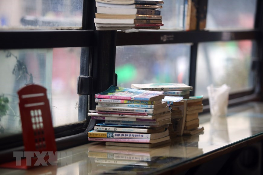 La cafetería del autobús es una pequeña biblioteca con muchos libros aptos para todas las edades (Foto: VNA)