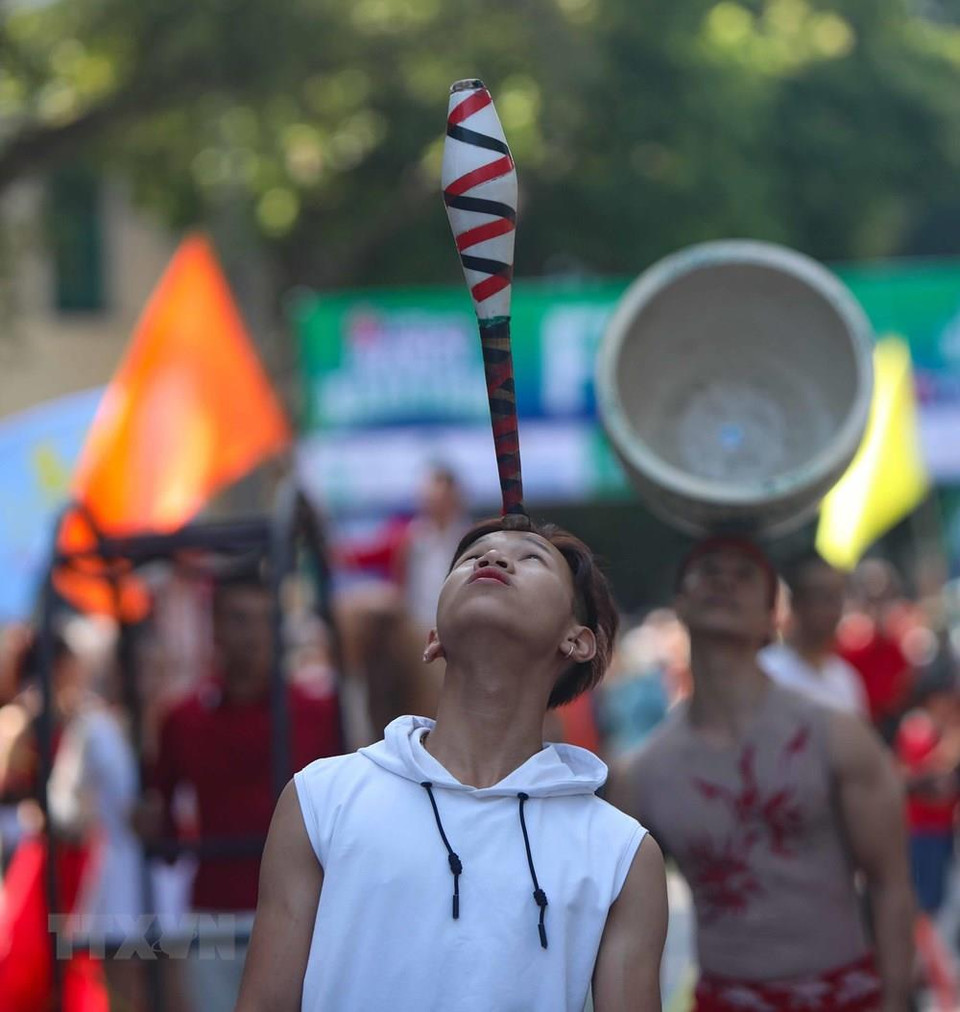 Artistas presentan en las calles en el antiguo casco de Hanoi. (Fuente: VNA)