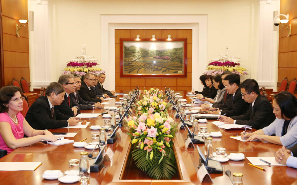 Durante su estancia en Vietnam, Víctor Gaute López también sostuvo conversaciones con el miembro del Buró Político y jefe de la Comisión de Propaganda y Educación del Partido Comunista de Vietnam, Vo Van Thuong. (Fuente: VNA)