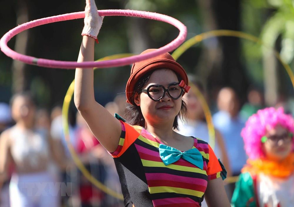 Artistas presentan en las calles en el antiguo casco de Hanoi. (Fuente: VNA)