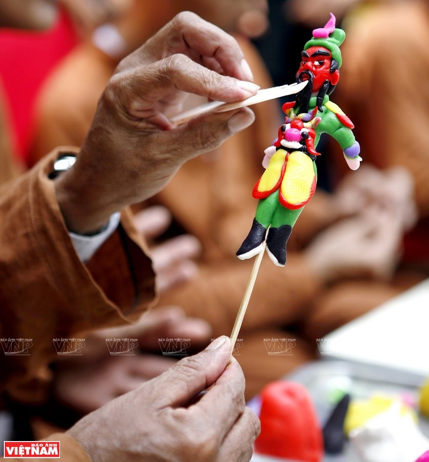 To He es un juguete tradicional hecho de harina de arroz, azúcar y colorante. (Foto: VNA)