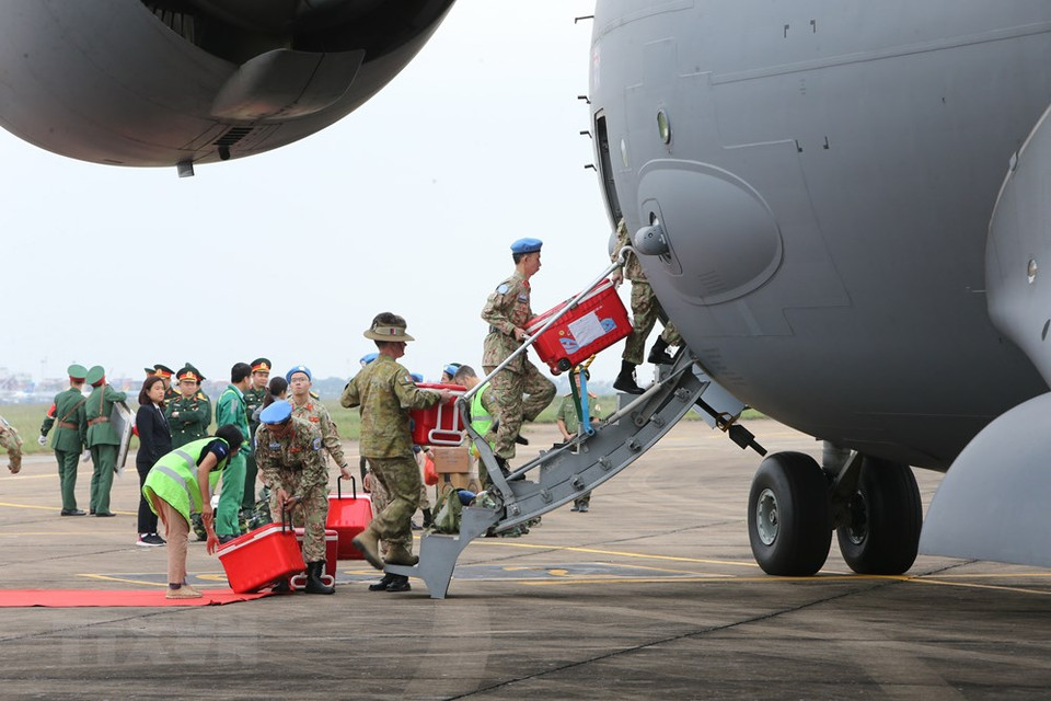 Un avión de transporte militar C-17A Globemaster III, proveído por Australia, transporta oficiales vietnamitas a Sudán del Sur, mientras el segundo grupo, compuesto por 34 personas, partirá el 26 del presente mes. (Fuente: VNA)