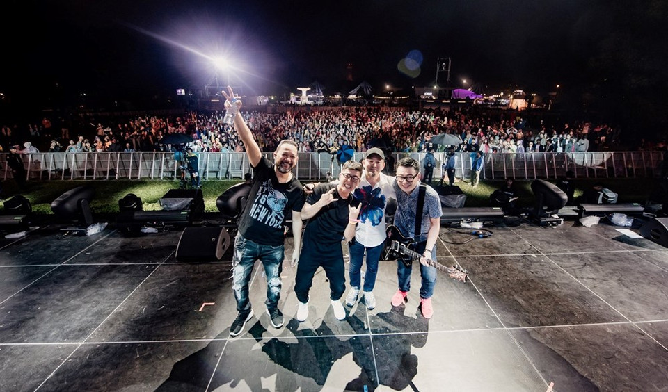 Grupo musical Lu.Tre.Chau presenta músicas electro rock (Foto: Vietnam+) 