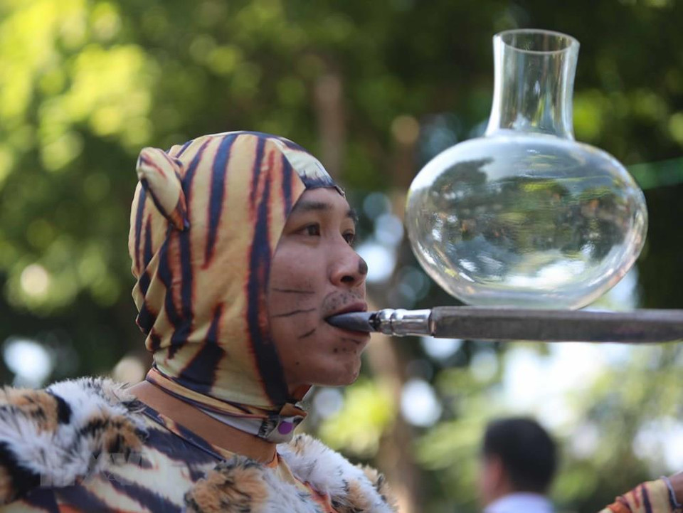 Artistas presentan en las calles en el antiguo casco de Hanoi. (Fuente: VNA)