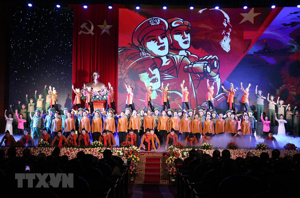 Programa artístico para conmemorar los aniversarios (Foto: VNA)