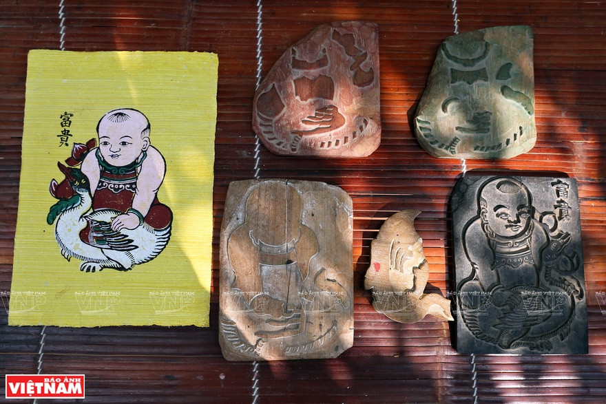 Para hacer esta obra, los artesanos de Dong Ho necesitan cinco grabados de madera para crear diferentes capas de color. (Foto: VNA)