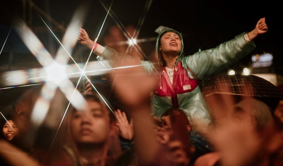 Espectadores bailan en el Festival, desafiando la lluvia y el frío (Foto: Vietnam+)