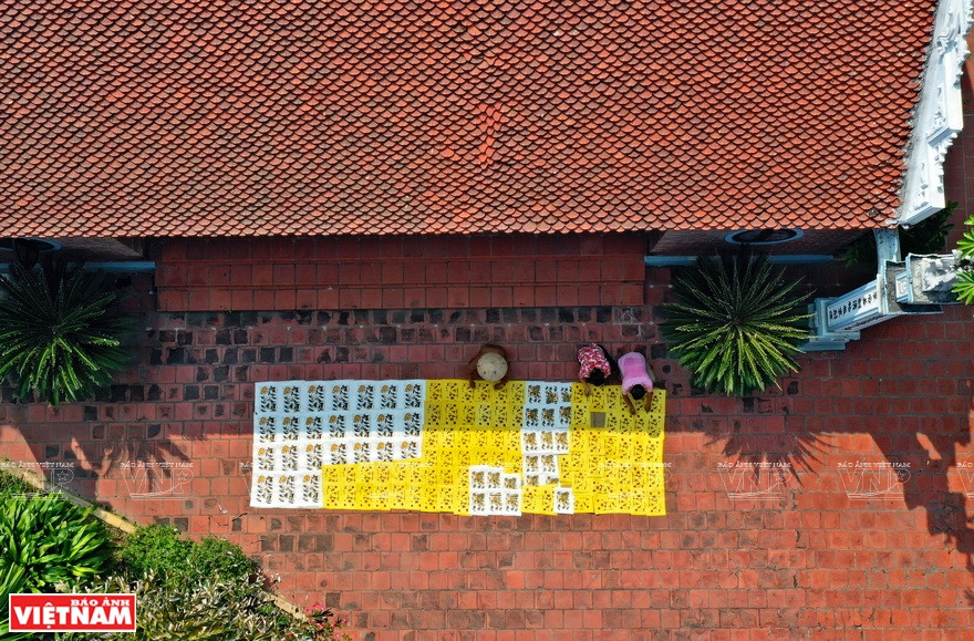 Se ponen a secar las pinturas. (Foto: VNA)