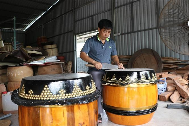 El fabricante de tambores Nguyen Van An es el descendiente de la quinta generación de una familia con una larga tradición de fabricación de tambores. (Foto: VNA)