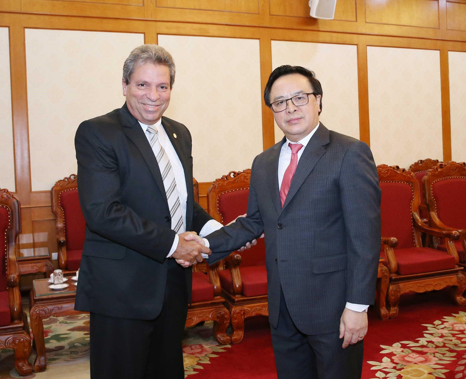 Víctor Gaute López se reunió con el jefe de la Comisión de Relaciones Externas del PCV, Hoang Binh Quan. (Fuente: VNA)