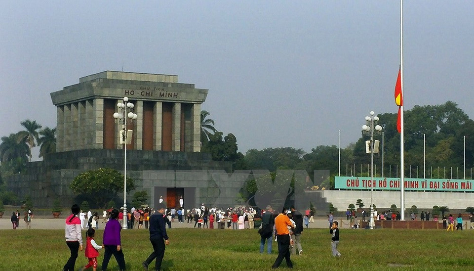 Al frente del Mausoleo del Presidente Ho Chi Minh (Fuente: VNA)