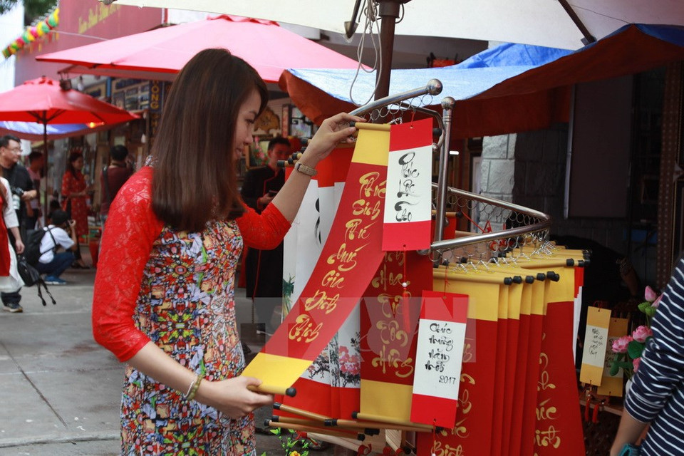 Las chicas suelen vestirse con Ao Dai (túnica tradicional) en el Tet (Fuente: VNA)