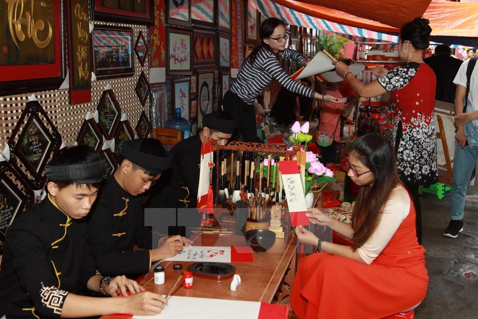 Es una buena señal que las generaciones hereden el arte caligráfico. En la calle se encuentran a muchos artesanos jóvenes. (Fuente: VNA) 