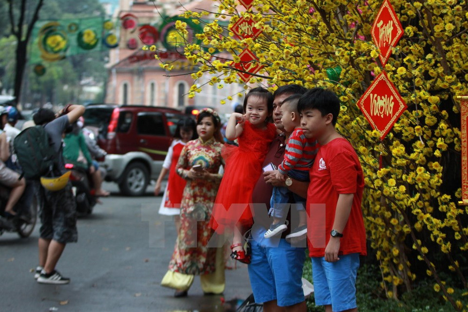 Numerosas familias visitan la calle de caligrafía (Fuente: VNA)