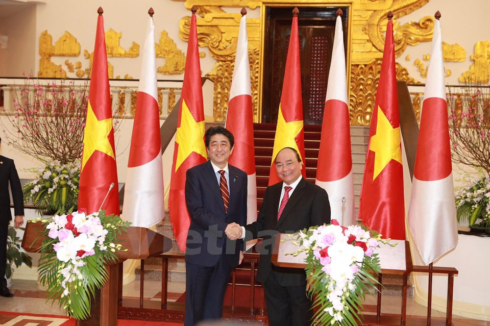 El primer ministro de Japón, Shinzo Abe, y el premier vietnamita, Nguyen Xuan Phuc (Fuente: VNA) 