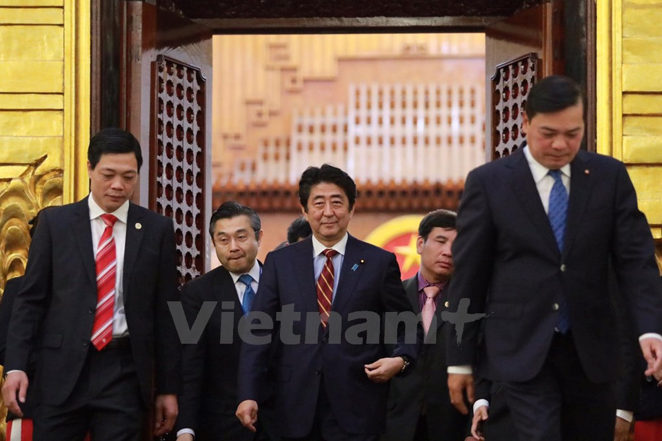 El primer ministro de Japón, Shinzo Abe, inició hoy una visita oficial de dos días a Vietnam, en cumplimiento de una invitación de su homólogo anfitrión, Nguyen Xuan Phuc (Fuente: VNA)