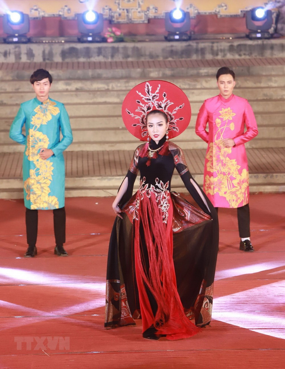 Actuación de Ao Dai en Hue (Fuente: VNA)