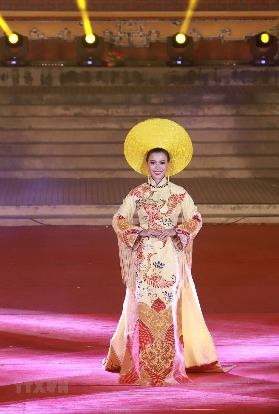 Actuación de Ao Dai en Hue (Fuente: VNA)