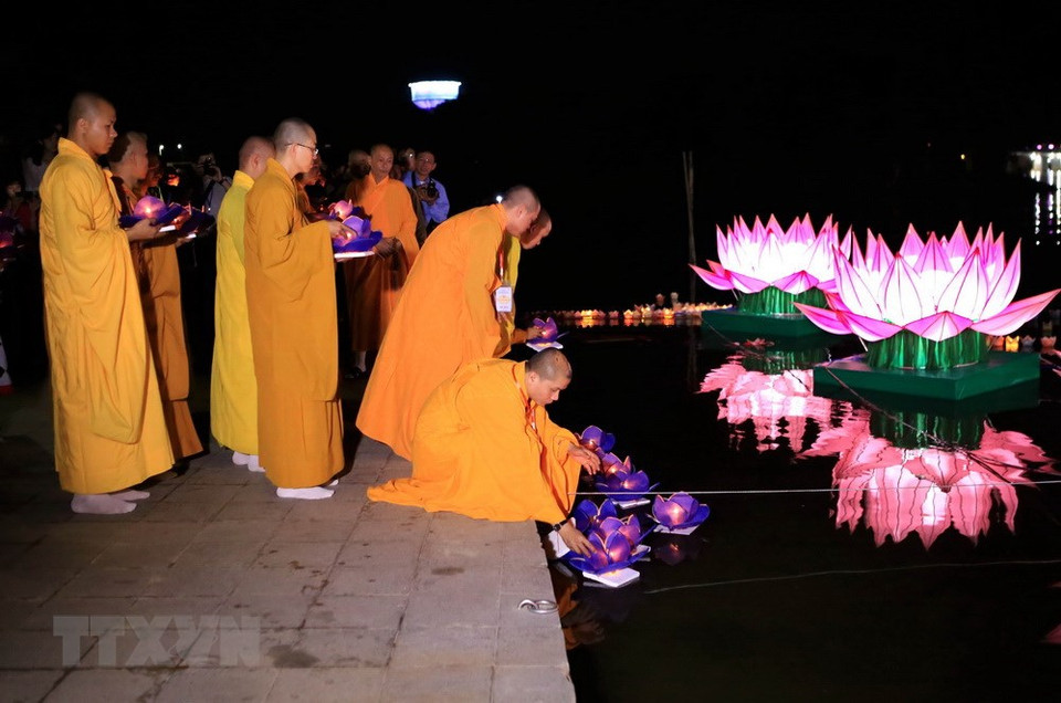El programa artístico para saludar el festival de flores flotantes (Fuente:VNA)
