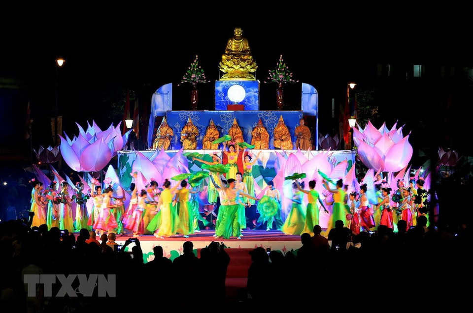 El programa artístico para saludar el festival de flores flotantes (Fuente:VNA)