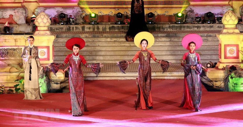 Actuación de Ao Dai en Hue (Fuente: VNA)