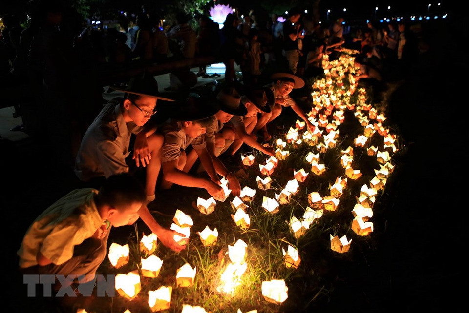 El programa artístico para saludar el festival de flores flotantes (Fuente:VNA)