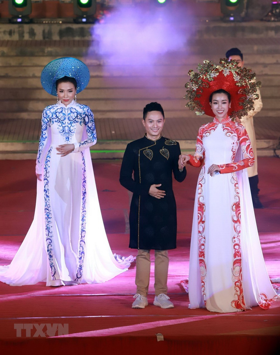 Actuación de Ao Dai en Hue (Fuente: VNA)