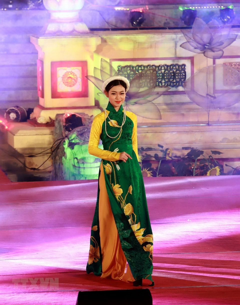 Actuación de Ao Dai en Hue (Fuente: VNA)