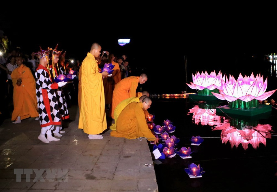 El programa artístico para saludar el festival de flores flotantes (Fuente:VNA)