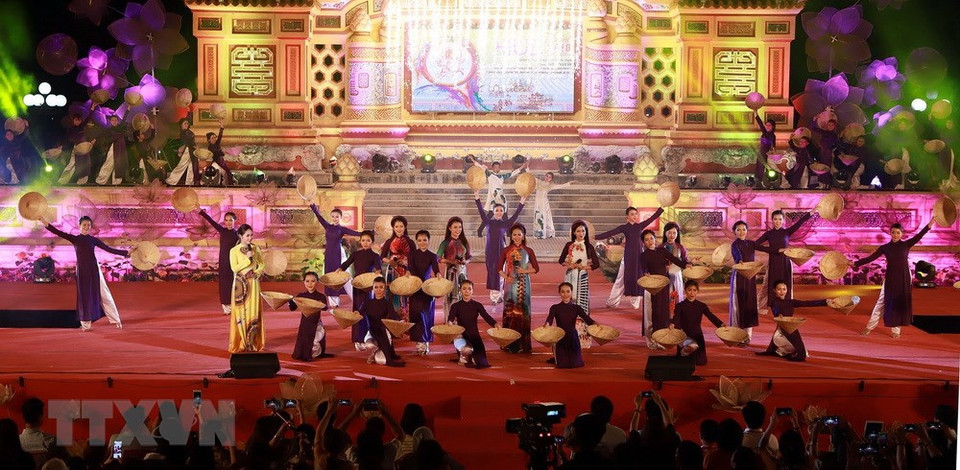 Actuación de Ao Dai en Hue (Fuente: VNA)