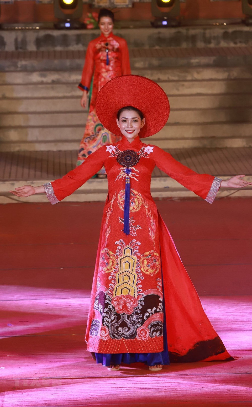 Actuación de Ao Dai en Hue (Fuente: VNA)
