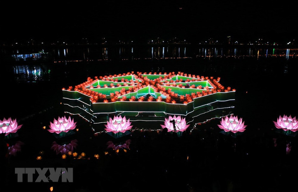 El programa artístico para saludar el festival de flores flotantes (Fuente:VNA)
