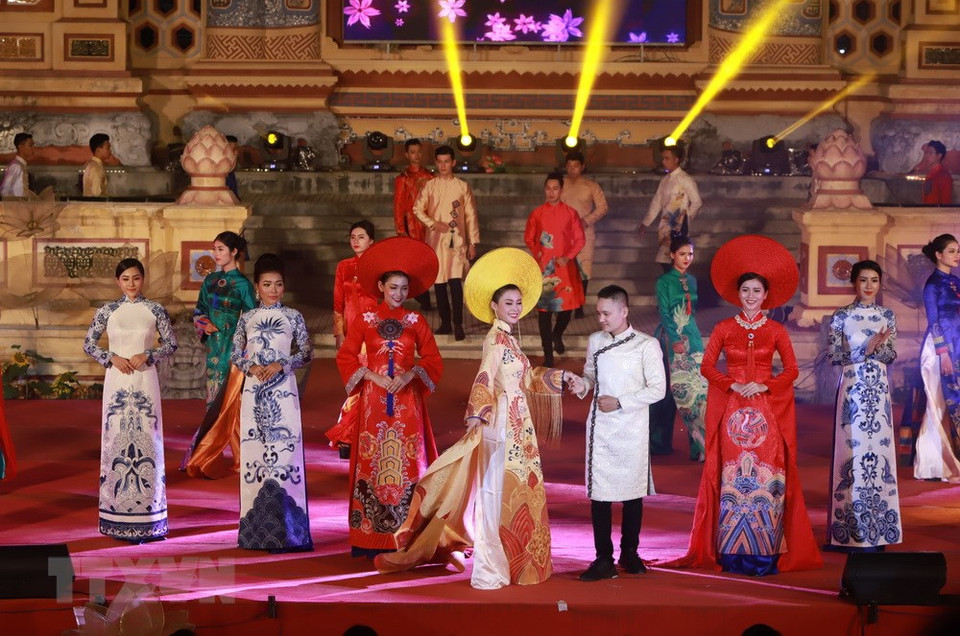 Actuación de Ao Dai en Hue (Fuente: VNA)