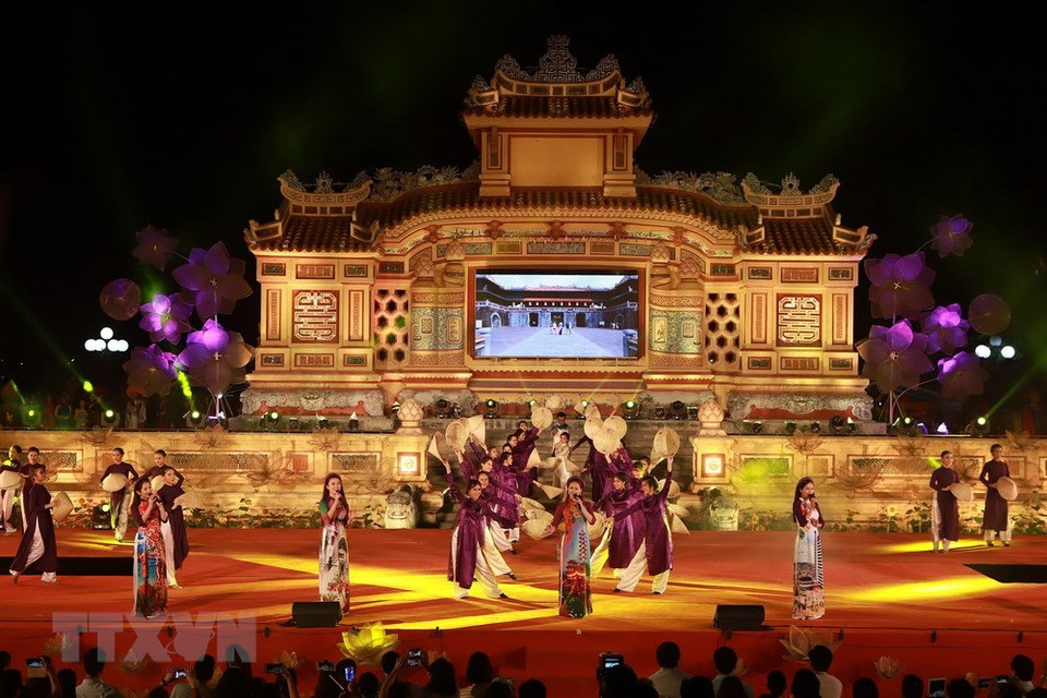 Actuación de Ao Dai en Hue (Fuente: VNA)