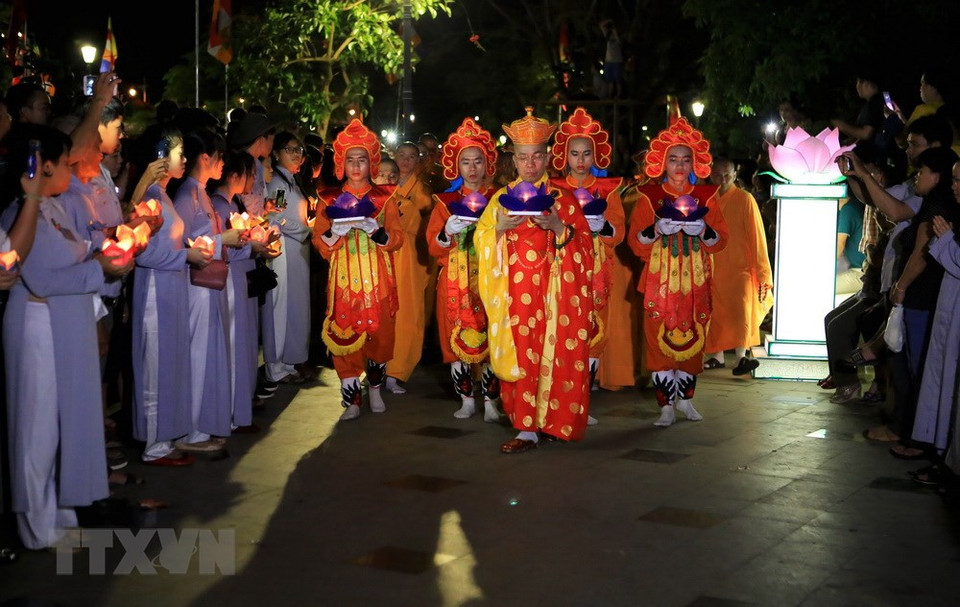 El programa artístico para saludar el festival de flores flotantes (Fuente:VNA)