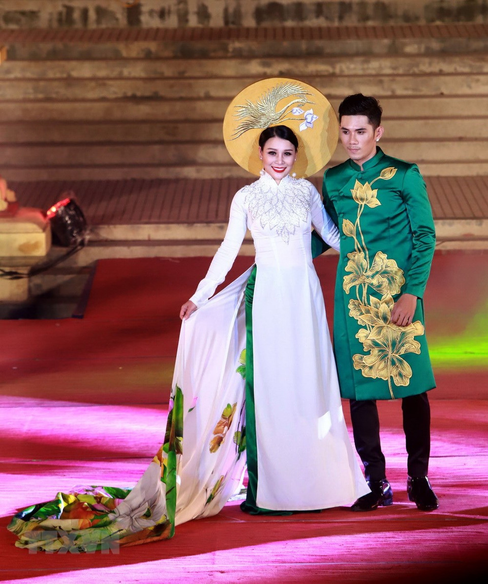 Actuación de Ao Dai en Hue (Fuente: VNA)