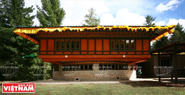 La Felicidad nacional bruta, en Bután, diseñada por Hoang Thuc Hao (Fuente: VNA) Con una fuerte creencia de que es esencial integrar la arquitectura tradicional vietnamita en modernas edificaciones verdes, el arquitecto Hoang Thuc Hao ha persistido y convertido en realidad su sueño de construir obras de este tipo imbuidos de la cultura vietnamita, las cuales ha conquistado elogios y admiración. Hoang Thuc Hao es conocido como el diseñador de varios bocetos de modernos edificios verdes, algunos de los cuales han ganado premios internacionales. Sin embargo, sus dibujos no se habían materializado hasta que se construyó la casa comunal Suoi Re en la provincia de Hoa Binh, la cual causó un gran revuelo en el país y en el extranjero.