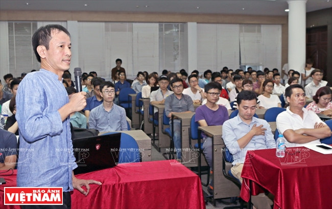 Hoang Thuc Hai ofrece una conferencia a los estudiantes de la Universidad Nacional de Ingeniería Civil en Hanoi (Fuente: VNA)