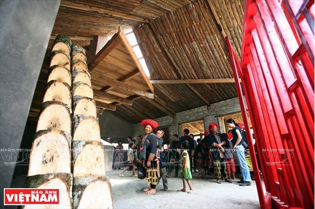 Escaleras de troncos de madera con estilo tradicional del grupo étnico de la zona montañosa en una casa comunal diseñada por el arquitecto Hoang Thuc Hao (Fuente: VNA)