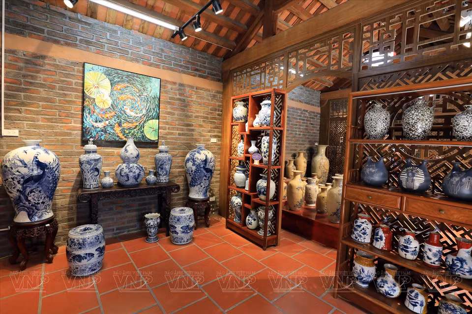 En cada área, se exhiben diversos productos cerámicos para que los visitantes lo contemplen y experimenten (Fuente: VNA)