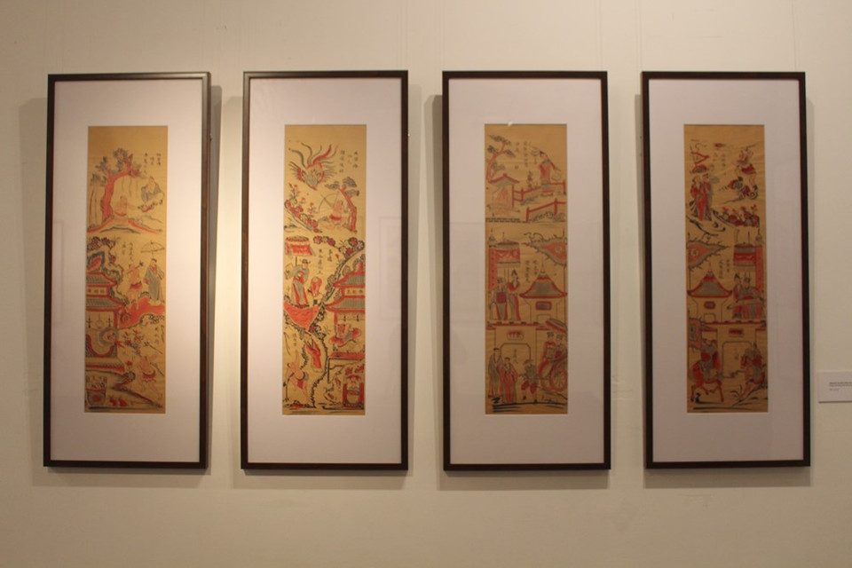 La exposición presenta 20 conjuntos de obras plásticas folclóricas de Tu Binh. Se trata de una línea de pinturas populares de Hang Trong, que se remonta al siglo XVI. El Tu Binh deviene un conjunto de cuatro pinturas, que retrata la rotación de las cosas en el universo según el concepto asiático, como las cuatro estaciones del año, las cuatro etapas de la vida, cuatro anécdotas en una historia; la belleza de las niñas tocando cuatro instrumentos musicales diferentes, cuatro preciosas clases de flores, entre otros. Dependiendo del significado, los conjuntos de pinturas de Tu Binh pueden exhibirse en el altar, frente al hogar o en el patio de una antigua casa vietnamita. En ciertas épocas del año, particularmente en el Tet, el Año Nuevo Lunar, se consideran un elemento indispensable. (Foto: Vietnam+)