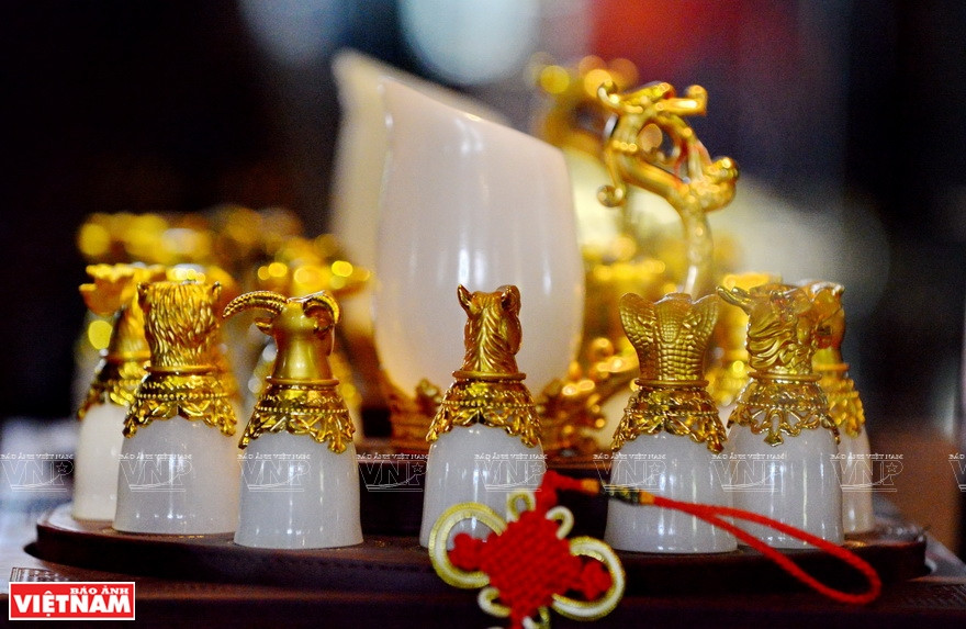Tazas de jade con incrustaciones de oro (Fuente: Revista ilustrada de Vietnam)