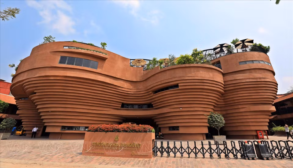 La arquitectura del Centro de Quintaesencia de Aldeas de Oficios vietnamitas se basa en la imagen del horno cerámico de Lo Bau en la aldea de Bat Trang (Fuente: VNA)