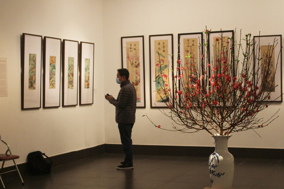Una combinación de valores culturales tradicionales con métodos artísticos antiguos aportó a la popularización de pinturas de Hang Trong, un género que contribuyó al desarrollo del arte de la pintura popular. Al visitar el Museo de Bellas Artes de Vietnam, muchas personas quedan impresionadas con las hermosas pinturas de Hang Trong no solo por la armonía del color sino también por la sofisticación en cada detalle en los dibujos. El artesano utiliza la técnica del tallado en madera para imprimir tintas de colores sobre papel Do. Al realizar una pintura, comienzan con bloques de madera para imprimir contornos negros, luego dibujan los detalles y finalmente colorean la imagen a mano. Estas pinturas se ponían a la venta anteriormente en el casco antiguo de Hanoi. (Foto: Vietnam+)