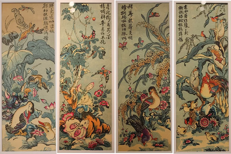 Originarias de Hanoi, las pinturas populares de Hang Trong capturan la quintaesencia de la antigua capital. Los cuadros de Hang Trong aparecieron por primera vez en el siglo XVI pero ganaron popularidad a fines del siglo XIX. Esas obras están fuertemente influenciadas por los pensamientos regionales, la cultura y las religiones del budismo, el taoísmo y el confucianismo. También conjugan el arte de estatuas y esculturas en templos y pagodas con la belleza de la vida cotidiana de las personas. Al visitar la exposición de arte titulada “El color de la primavera en la pintura popular de Tu Binh”, numerosas personas quedan impresionadas con las hermosas pinturas de Hang Trong no solo por la armonía del color sino también por la sofisticación en cada detalle. (Foto: Vietnam+)